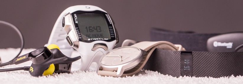 Hier sind noch einmal ein paar Geräte zu sehen, gegen die der FitBit Charge HR (ganz rechts) unter anderem antreten musste: Jabra Pulse Wireless, Sigma RC Move und Withings Activité Pop (von links nach rechts).