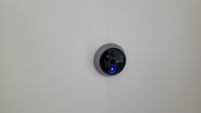 Mit dem digitalen Türspion Ezviz CP4 können Nutzer Gespräche etwa mit Paketboten aus der Ferne führen.