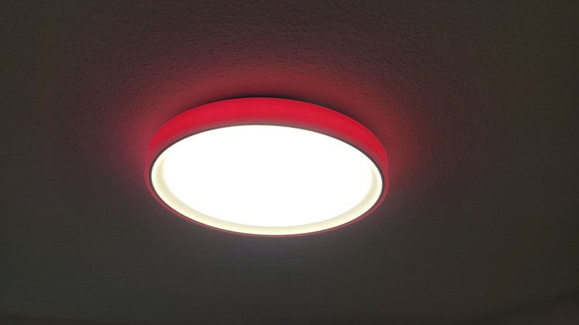 Die Aqara Deckenleuchte T1M funkt mit Zigbee und benötigt daher einen Hub. Sie ist außerdem kompatibel zu Homekit und Matter, sodass sie auch von anderen Smart-Home-Zentralen wie Apple Home, Samsung Smartthings, Homey Pro, Home Assistant, Google Home sowie Amazon Echo und Echo Hub steuern lässt. Die Hauptlampe mit einem Durchmesser von knapp 50 cm unterstützt eine Weißfarbton-Steuerung, während das umlaufende Seitenlicht dank RGBIC-Technik sehenswerte Animationen und Farbverläufe darstellen kann. Ihre LEDs sind hell genug, um einen Raum mit einer Größe von bis zu 25 m² zu beleuchten. Die maximale Leistungsaufnahme beträgt 25 Watt.  