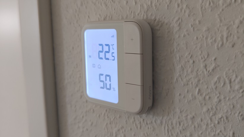 Das Aqara-Thermostat W500 ist für Fußbodenheizungen gedacht und kann entweder per Thread oder per Zigbee betrieben werden. Mehr Funktionen stehen mit Zigbee bereit. Eine direkte Integration in Home Assistant ist mit Zigbee2MQTT möglich.