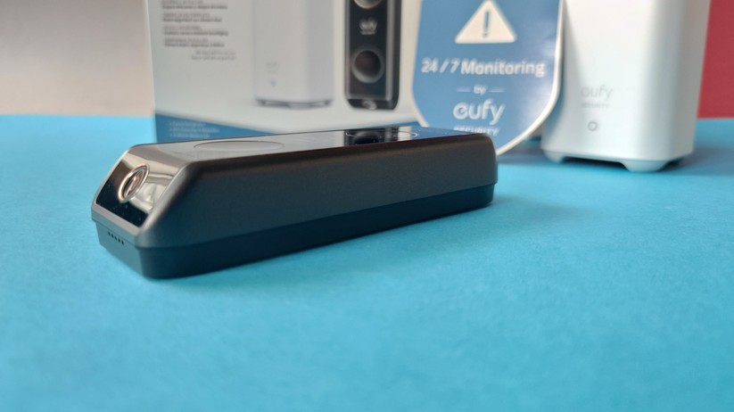 Eufy Video Doorbell Dual 2K: Mitgeliefert wird eine flache Halterung.