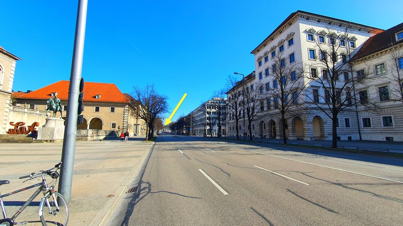 Der dritte Messpunkt liegt zwischen dem Bayerischen Nationalmuseum (links) und dem Bayerischen Wirtschaftsministerium (rechts). Von hier sind es schon 471 Meter Sichtlinie bis zum Friedensengel. Hier sieht das Handy nur noch den TP-Link EAP110 Outdoor-Funker. Die Indoor-Fritzbox ist hier nicht mehr präsent.