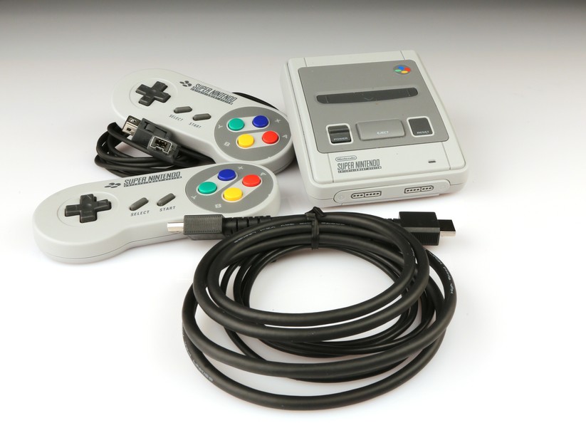 Im Lieferumfang: Konsole, zwei Controller, HDMI- und Micro-USB-Kabel.
