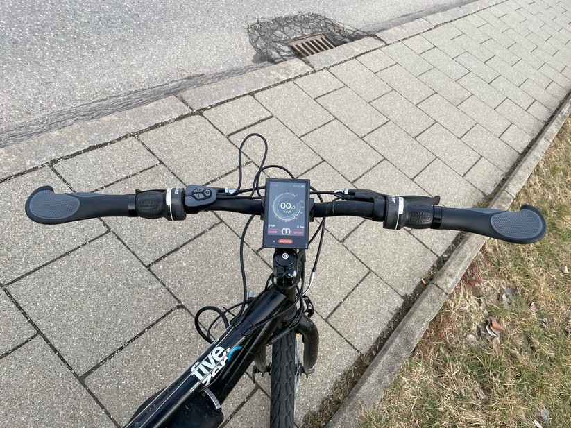 Das große Farb-LCD-Display ist für die mittige Anbringung gedacht.