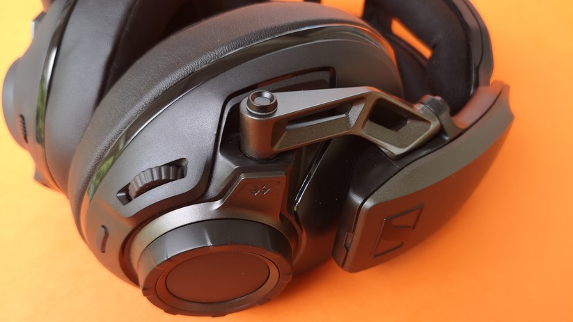 Das Metall-Gelenk sieht cool aus und hinterlässt einen stabilen Einddruck.