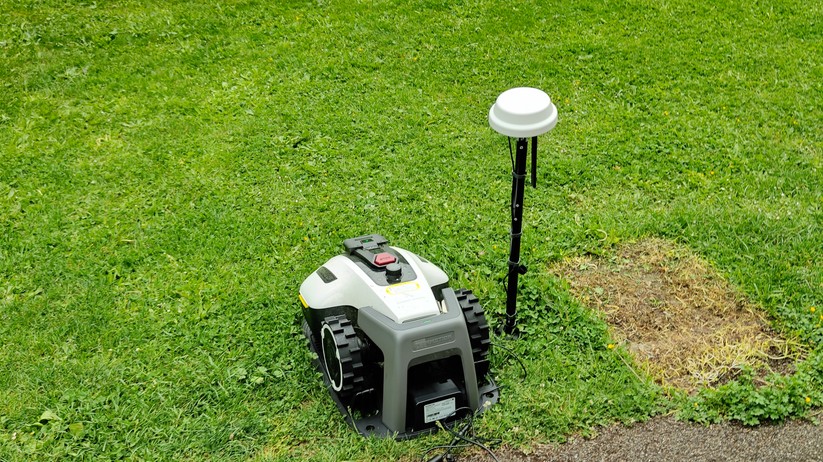  Ladestation und RTK-Antenne