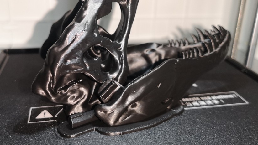 Der T-Rex-Schädel kann ohne Stützen gedruckt werden. Hier mit dem Einsteigerdrucker Flashforge Adventurer 3.