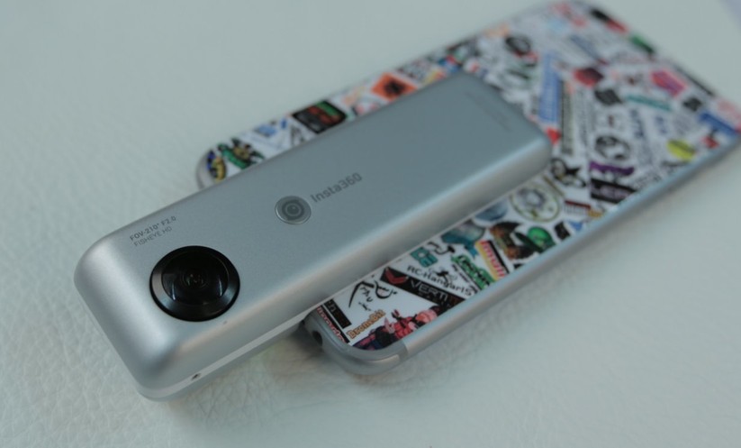 Der Power-Button dient als Auslöser, wenn die Kamera mal ohne iPhone genutzt wird.