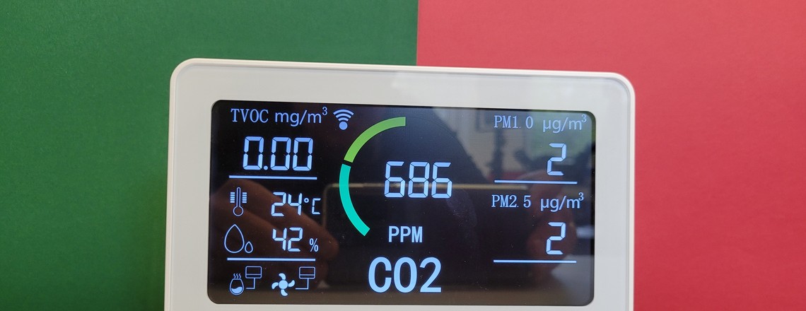Der Tuya-kompatible Luftgütesensor erfasst neben der Temperatur und Luftfeuchte noch die Konzentration von TVOCs, CO₂ und Feinstaub der Klassen PM2.5 und PM1.0.
