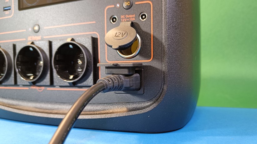Zum Schnellladen kommt ein internes Netzteil zum Einsatz.