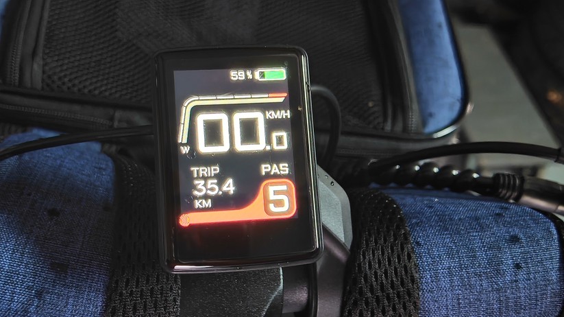 Engwe LE20. Nach 35 km in hügligem Gelände mit höchster Unterstützungsstufe und einem Fahrergewicht von 90 kg zeigt der Akku noch eine Restkapazität von 59 %.