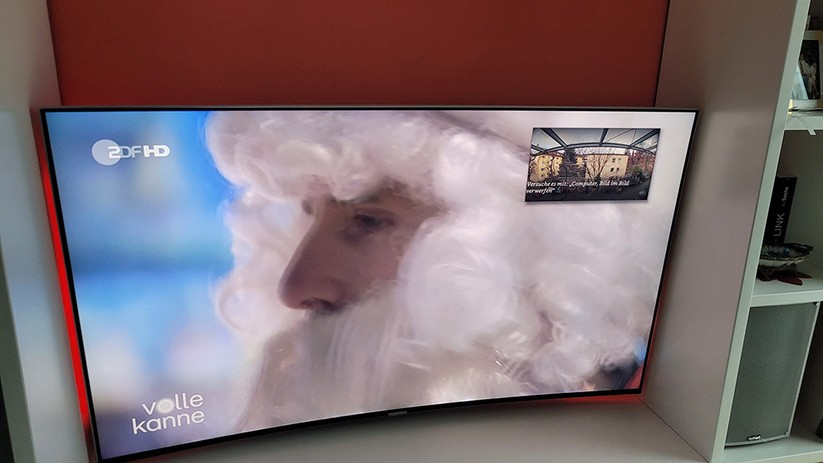 Amazon Fire TV Cube 2022 zeigt den Livestream einer Überwachungskamera verkleinert und den TV-Sender im Vollbildmodus an.