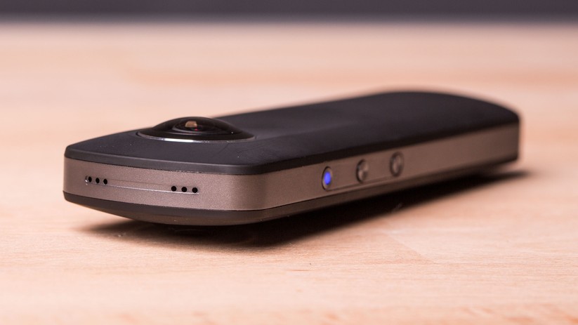 Auf der Oberseite der Kamera gibt es ein Mikrofon. Die Klangqualität geht in Ordnung, allerdings rauschen die Aufnahmen merklich.