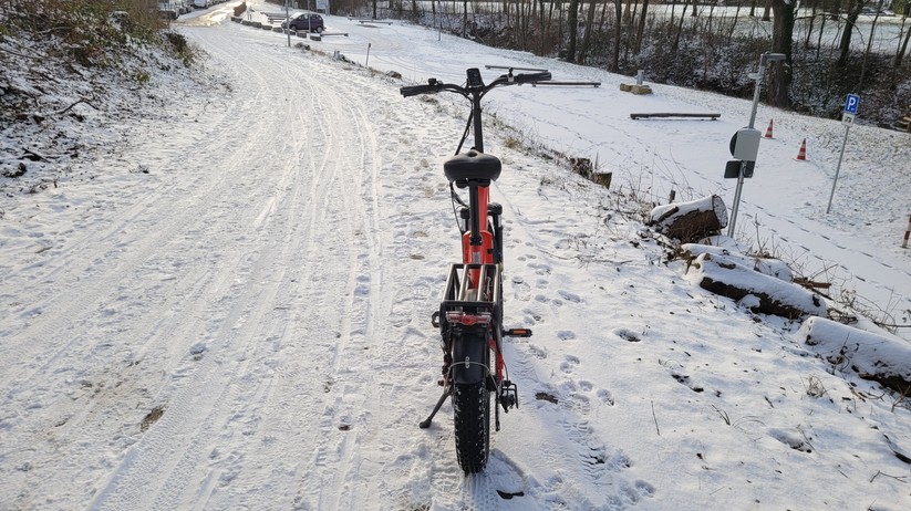  Faltbares E-Fatbike mit Doppelfederung und ergonomischer Sitzposition