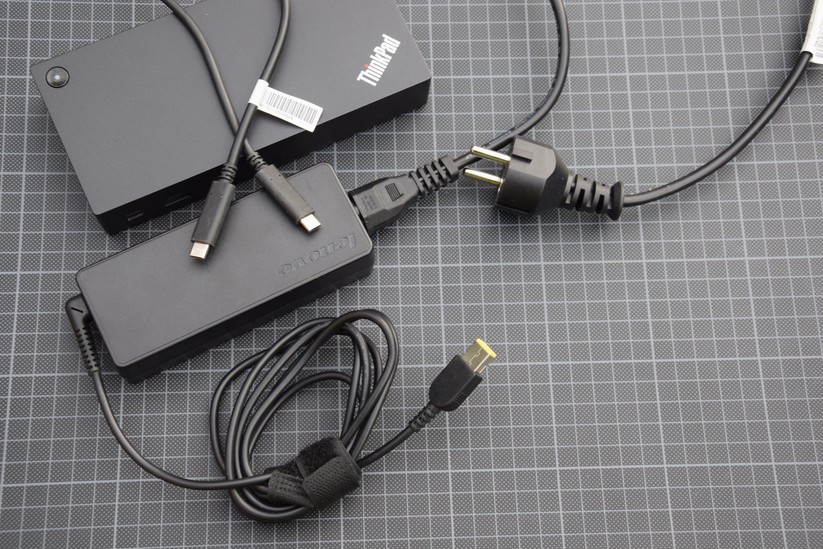 Im Lieferumfang ist neben dem Dock ein USB-C-Kabel sowie ein Stromadapter mit 90W.