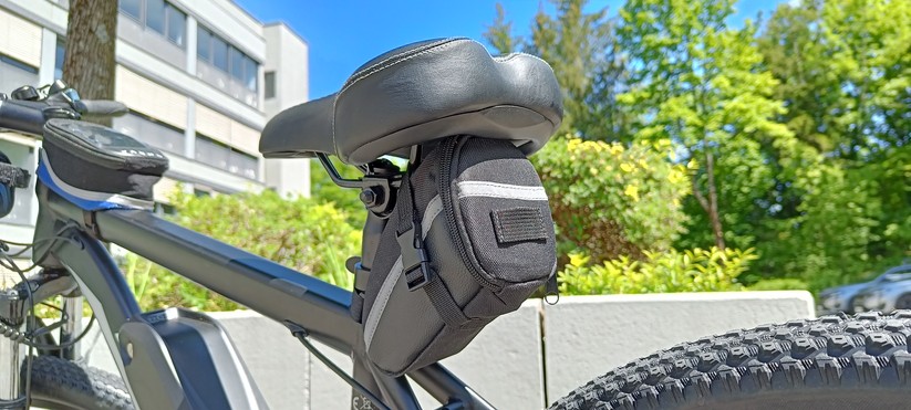 Klassisch und günstig ist der Transport in einer Satteltasche.