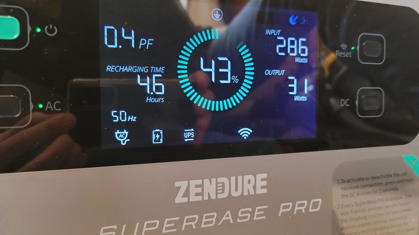 Die Zendure-Powerstations Superbase Pro und Superbase V bieten eine USV-Funktion (UPS, Uninterruptible power supply), die innerhalb von 13 ms auf Akku-Betrieb umschaltet. Eine große LCD-Anzeige auf der Vorderseite informiert über die wichtigsten Parameter.