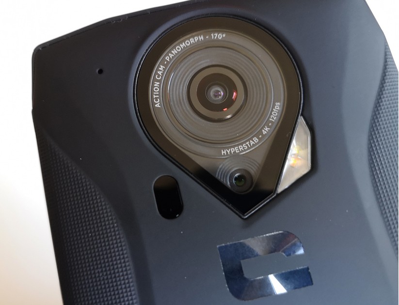 Die Kamera des X4 ist verglichen mit anderen Smartphones riesig.