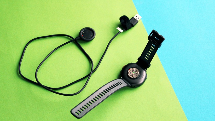 Auf der Rückseite sind die Dioden, mit denen die Sportuhr den Puls misst. 