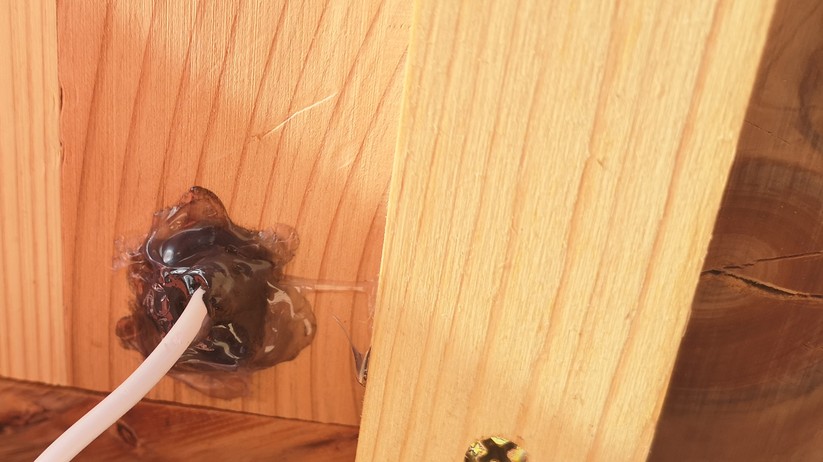 Kabel und Öffnungen sichern wir mit Heißkleber.