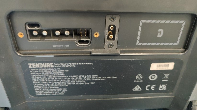Zendure Superbase V6400: Über den Battery-Port können Anwender die Kapazität der Powerstation auf bis zu 32 kWh ausbauen. Über ein Home-Panel können sie außerdem zwei Powerstations kombinieren und so eine Kapazität von 64 kWh erreichen. Rechts daneben befindet sich der XT90-Anschluss für das Laden per Solarpanel.