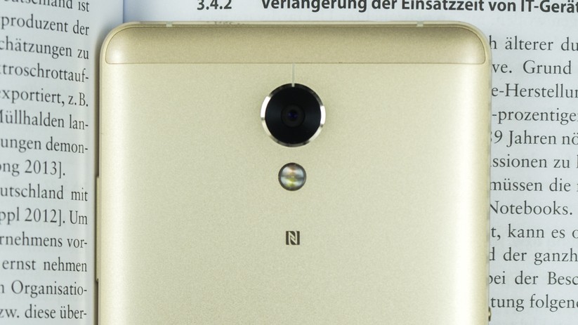 Die Kamera des Lenovo P2 hat 13 Megapixel und Phasendetektionsfokus.