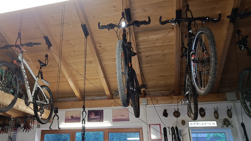 Mehr Platz dank Deckenlift.