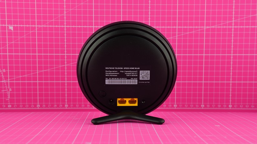 Das Typenschild auf der Rückseite zeigt die http-Adresse für die Konfiguration per Browser, das Geräte-Passwort, die MAC-Adresse, die Seriennummer, die getestete Hardware-Version 04/N7 sowie den QR-Code für die Einrichtung mit der Magenta-Handy-App.