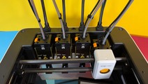 Der Snapmaker U1 hat vier Druckköpfe mit eigenem Hot-End und Extruder-Antrieb. Jeweils ein Druckkopf ist im Einsatz, die anderen werden hinten im Drucker geparkt.