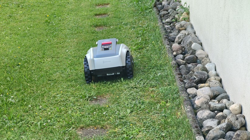 Ecovacs Goat O600 RTK bietet eine Schnittbreite von 19 cm und ist für Rasenflächen bis 600 m². 