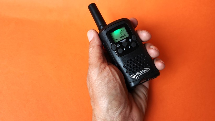 Ein günstiges Walkie-Talkie mit VOX-Funktion und Hintergrundbeleuchtung von Simvalley.