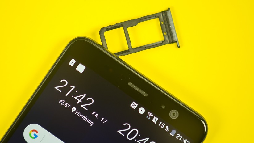 Das HTC U11 Plus kann entweder mit zwei nanoSIM-Karten betrieben werden oder eine SIM-Karte plus Speicherkarte.