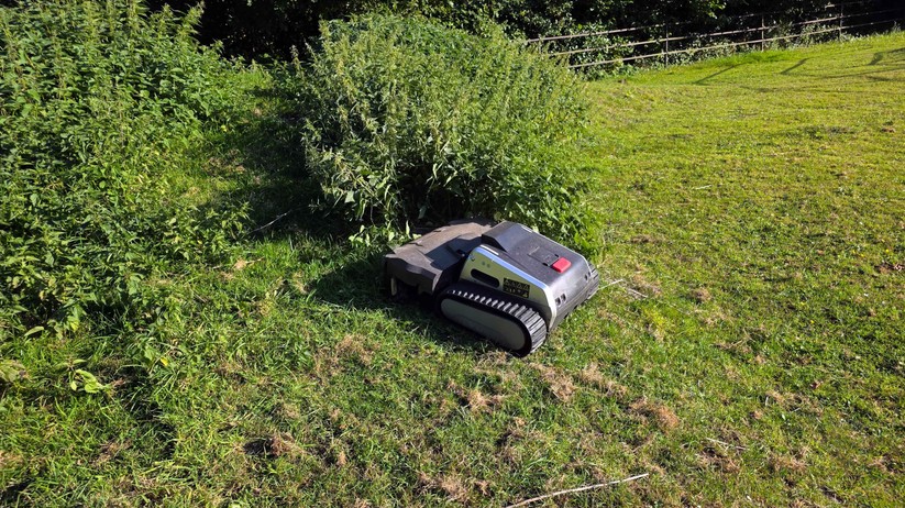 Lymow One Plus: Mähroboter mit Raupenantrieb, RTK- und kameragestützte Navigation sowie ungewöhnlich große Rotationsmesser.