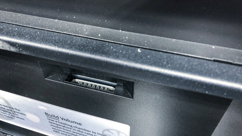 Ein Lüftungsschlitz der Bauraumheizung im Qidi i-Fast.