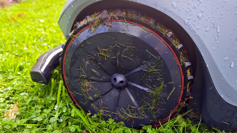 Hookii Neomow X: Mit Lidar navigiert der Neomow X zuverlässig auch in Bereichen, wo GPS-gestützte Modelle Schwierigkeiten haben. Der Mähroboter ist für Rasenflächen mit einer Größe von 4000 m² vorgesehen. Die Schnittbreite beträgt 28 cm. 