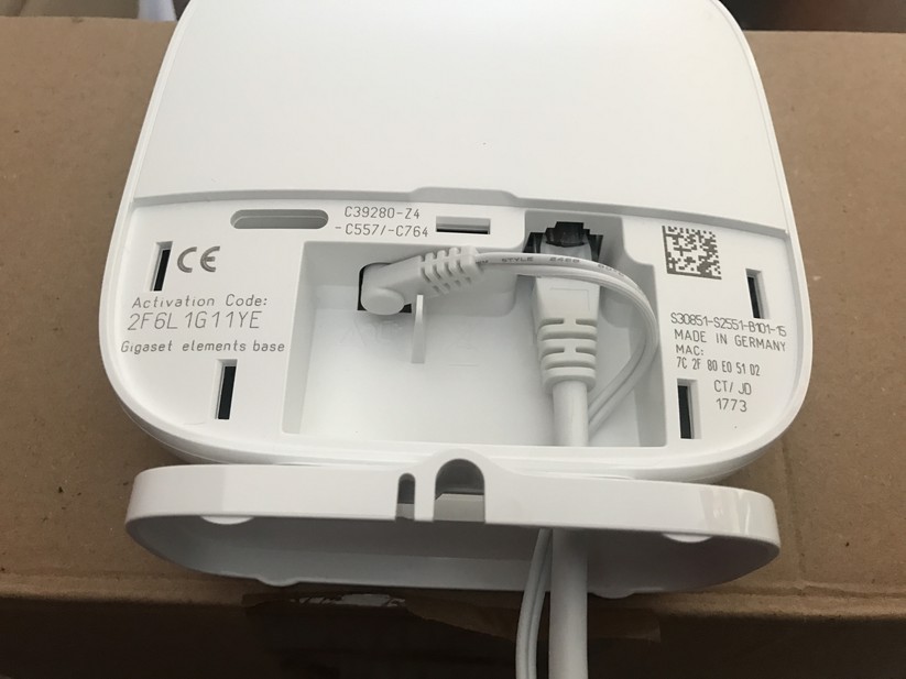 Damit die Kabel sauber durch die Öffnungen im Fuß geführt werden können, liegen ein Metallbügel und zwei Schrauben bei. Funktioniert, ist aber irgendwie Over-Engineered. Oder Under-Engineered, je nach Sichtweise. 