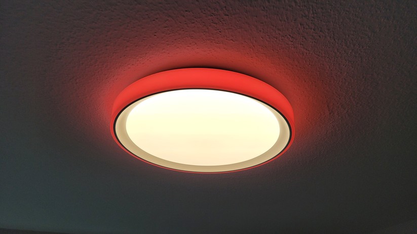Die Aqara Deckenleuchte T1M funkt mit Zigbee und benötigt daher einen Hub. Sie ist außerdem kompatibel zu Homekit und Matter, sodass sie auch von anderen Smart-Home-Zentralen wie Apple Home, Samsung Smartthings, Homey Pro, Home Assistant, Google Home sowie Amazon Echo und Echo Hub steuern lässt. Die Hauptlampe mit einem Durchmesser von knapp 50 cm unterstützt eine Weißfarbton-Steuerung, während das umlaufende Seitenlicht dank RGBIC-Technik sehenswerte Animationen und Farbverläufe darstellen kann. Ihre LEDs sind hell genug, um einen Raum mit einer Größe von bis zu 25 m² zu beleuchten. Die maximale Leistungsaufnahme beträgt 25 Watt.  