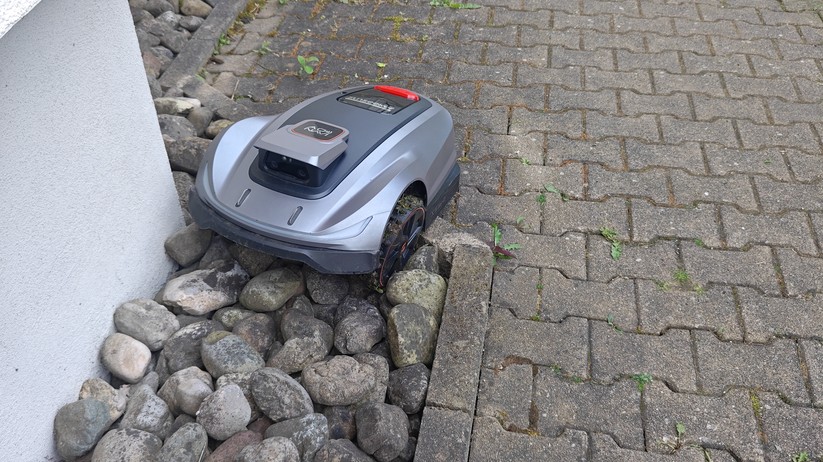 Sunseeker X5 Gen2: An unsere 70 cm breite Engstelle scheitert der Mähroboter aufgrund schlechten Satellitenempfangs. Auch an anderen Stellen navigiert er unpräzise, wenn nicht genügend Satellitendaten zur Verfügung stehen.