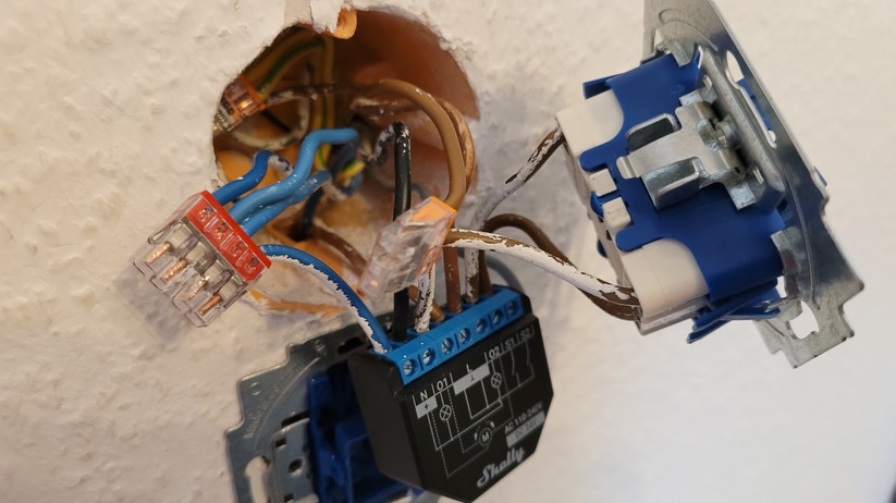 Mit einem Unterputzaktor wie dem Shelly Plus 2PM kann man dumme Schalter smart machen. Für die Verkabelung sind in der Regel Drähte und Wago-Klemmen nötig. 