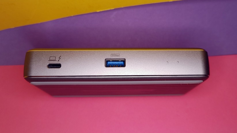 Die Front des Docks. Hier geht das Thunderbolt-4-Kabel zum Notebook 