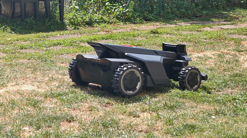 Segway Navimow X420: Großer und schwerer Allrad-Mähroboter mit RTK- und Kamera-Navigation für Rasenflächen bis 2000 m², 42 cm Schnittbreite, lenkbare Vorderräder, aber ohne Kantenschnittoptimierung.