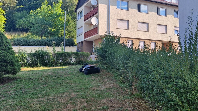 Segway Navimow X420: Großer und schwerer Allrad-Mähroboter mit RTK- und Kamera-Navigation für Rasenflächen bis 2000 m², 42 cm Schnittbreite, lenkbare Vorderräder, aber ohne Kantenschnittoptimierung.