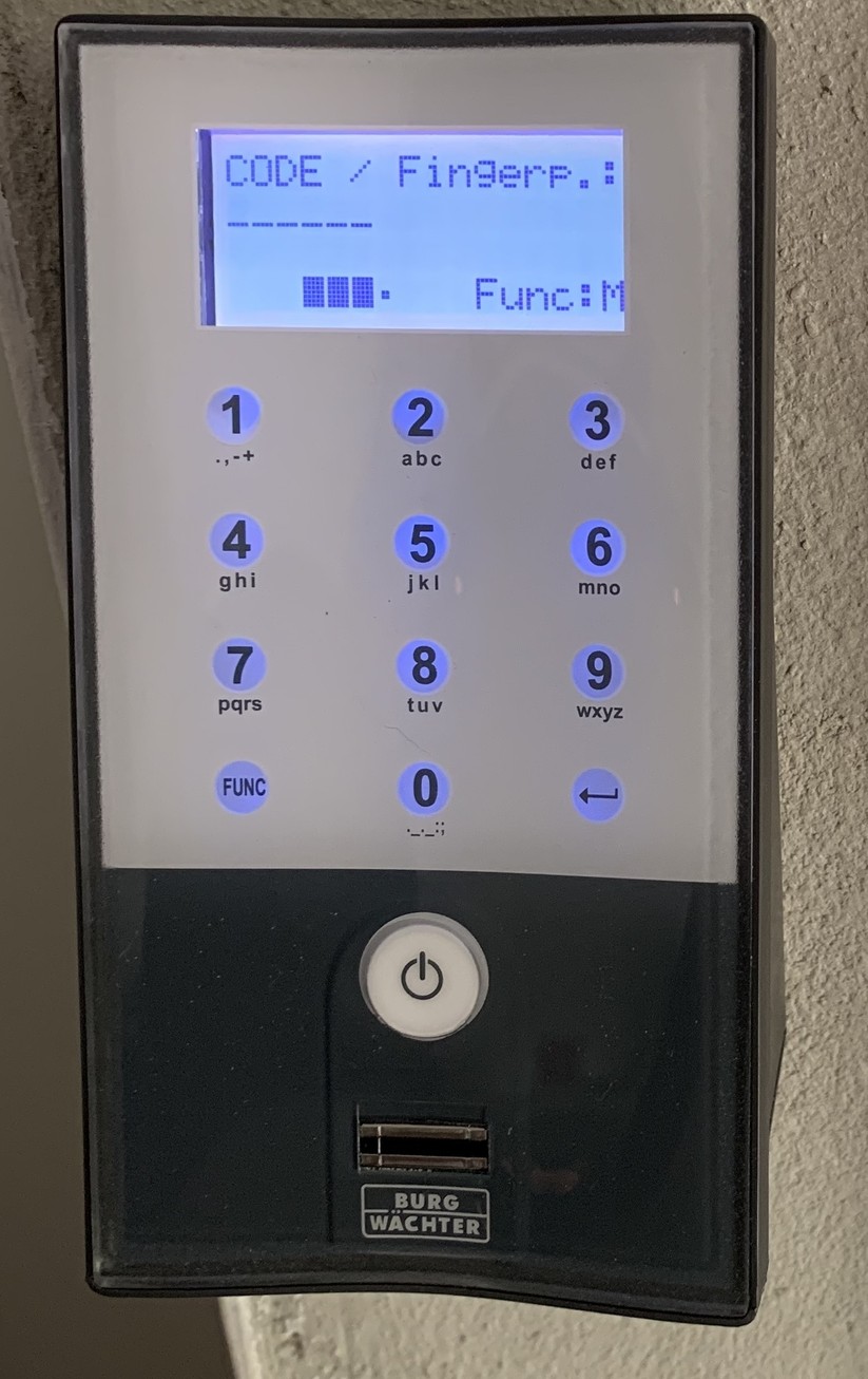 Das an der Wand montierte Keypad, hier mit Fingerabdrucksensor, benötigt dank Batteriebetrieb und Bluetooth-Anbindung keine Kabel.