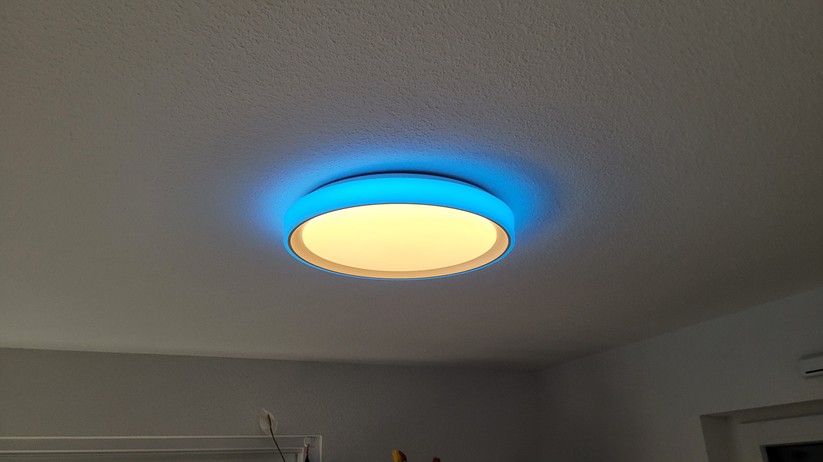 Die Aqara Deckenleuchte T1M funkt mit Zigbee und benötigt daher einen Hub. Sie ist außerdem kompatibel zu Homekit und Matter, sodass sie auch von anderen Smart-Home-Zentralen wie Apple Home, Samsung Smartthings, Homey Pro, Home Assistant, Google Home sowie Amazon Echo und Echo Hub steuern lässt. Die Hauptlampe mit einem Durchmesser von knapp 50 cm unterstützt eine Weißfarbton-Steuerung, während das umlaufende Seitenlicht dank RGBIC-Technik sehenswerte Animationen und Farbverläufe darstellen kann. Ihre LEDs sind hell genug, um einen Raum mit einer Größe von bis zu 25 m² zu beleuchten. Die maximale Leistungsaufnahme beträgt 25 Watt.  