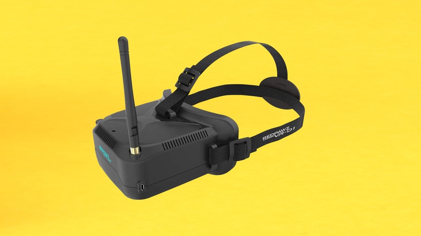Einfache Brillen, wie die aus dem Set, haben meist einen kleinen Akku verbaut und werden über den MicroUSB-Abnschluss geladen.