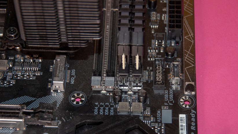 Dieses Mainboard hat insgesamt vier Slots für RAM. Wichtig ist darauf zu achten, wie man die Riegel stecken muss, damit sie im schnellen Dual-Channel-Modus laufen müssen. Teilweise ist das wie hier auf dem Mainboard aufgedruckt. 