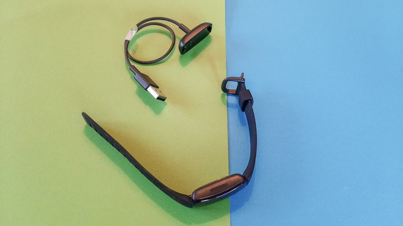 Die Ladeschale des Fitbit Inspire 2. 