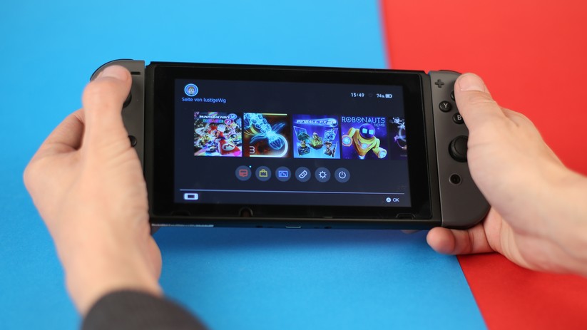 Mit angesteckten Joy-Cons wird die Switch zum HD-Gameboy.