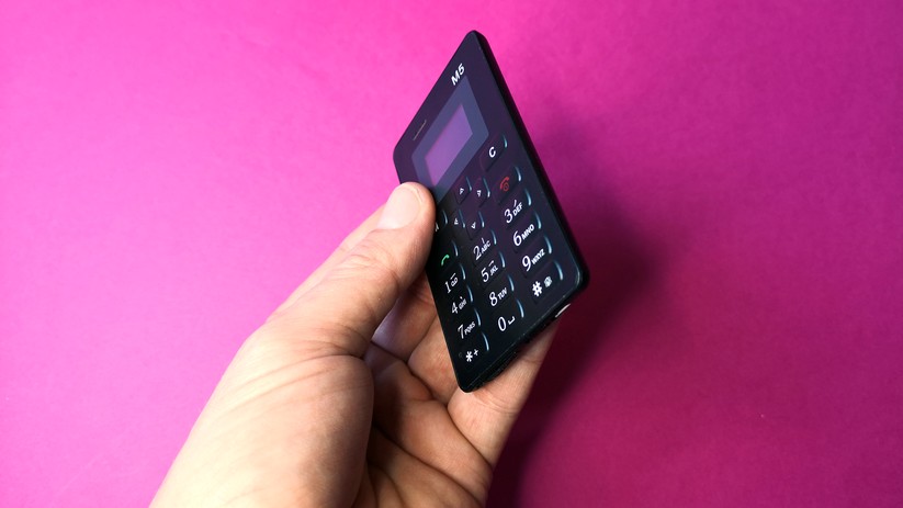 Das Mini-Handy M5 ist zwar winzig, funktioniert aber problemlos.