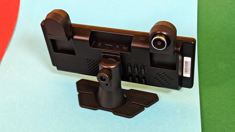 Carpuride W903S mit zwei Dashcams auf Halterung